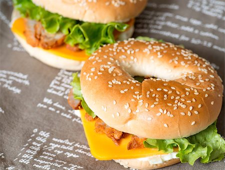 sesame bagel - Bagel with fresh cheese and fresh lettuce on napkin Foto de stock - Super Valor sin royalties y Suscripción, Código: 400-07407924