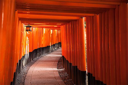 simsearch:400-07771861,k - A path curves to the right through a passageway created from hundreds of bright red torii gates at the Fushimi Inaru complex near Kyoto, Japan. Foto de stock - Super Valor sin royalties y Suscripción, Código: 400-07409662