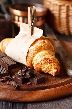 simsearch:400-05704821,k - Fresh croissant with chocolate for breakfast. Foto de stock - Super Valor sin royalties y Suscripción, Código: 400-07414826