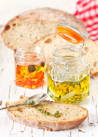 simsearch:400-06096133,k - Aromatic olive oil with thyme and fresh bread. Fotografie stock - Microstock e Abbonamento, Codice: 400-07414839