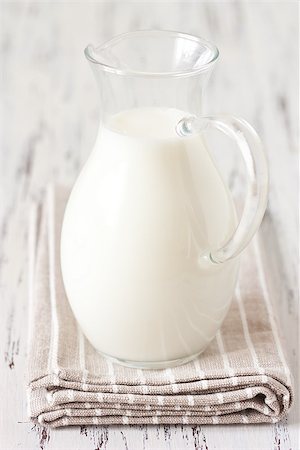 Glass jug of fresh farm milk on a rustic gray linen napkin. Photographie de stock - Aubaine LD & Abonnement, Code: 400-07414859