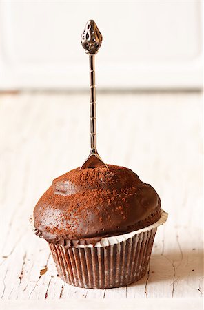 simsearch:685-02937889,k - Delicious chocolate muffin cupcake with silver spoon on a rustic wooden board close-up. Foto de stock - Super Valor sin royalties y Suscripción, Código: 400-07414863