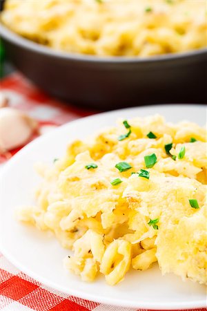 simsearch:400-04414168,k - Delicious baked macaroni and cheese with scallion Photographie de stock - Aubaine LD & Abonnement, Code: 400-07416370