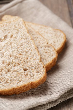 simsearch:400-07996450,k - slices of healthy oat bread, on wooden table Foto de stock - Royalty-Free Super Valor e Assinatura, Número: 400-07417543