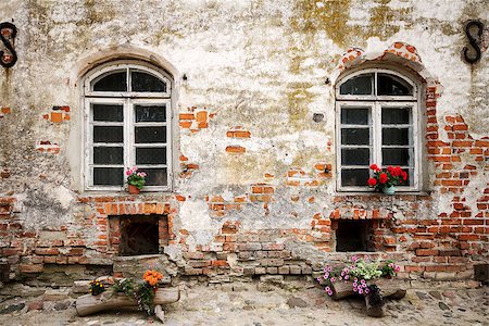 simsearch:400-05947515,k - Aged weathered wall with some windows Photographie de stock - Aubaine LD & Abonnement, Code: 400-07418161