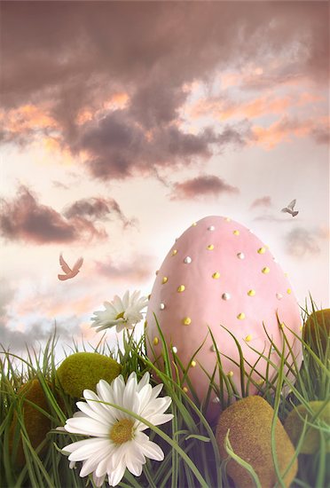 Large pink egg with daisies in tall grass Foto de stock - Sin royalties, Artista: Sandralise, Código de la imagen: 400-07418209