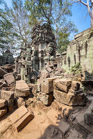 simsearch:400-04592509,k - Ta Prohm temple with giant banyan tree at Angkor Wat complex, Siem Reap, Cambodia. Foto de stock - Super Valor sin royalties y Suscripción, Código: 400-07418255