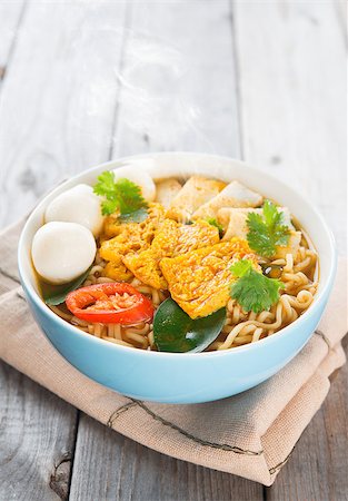 simsearch:400-05297094,k - Spicy curry instant noodles. Asian cuisine, ready to serve on wooden dining table setting. Fresh hot with steamed smoke. Fotografie stock - Microstock e Abbonamento, Codice: 400-07418426