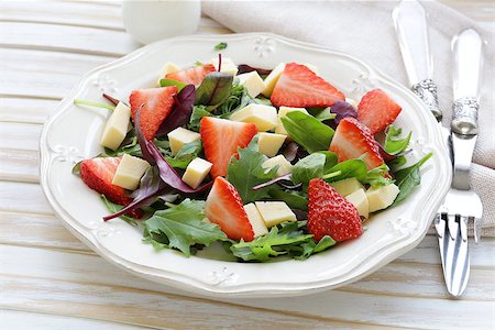 spinach berry salad - gourmet salad with fresh strawberries and cheese Foto de stock - Super Valor sin royalties y Suscripción, Código: 400-07419038