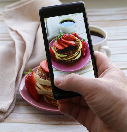 smartphone shot food photo  - pancakes for breakfast with fresh strawberries Foto de stock - Super Valor sin royalties y Suscripción, Código: 400-07419040