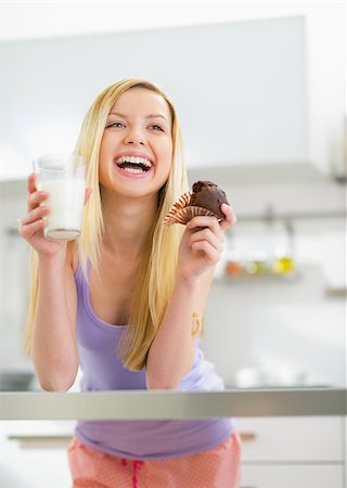 simsearch:685-02937889,k - Happy young woman with milk and chocolate muffin in kitchen Foto de stock - Super Valor sin royalties y Suscripción, Código: 400-07419439