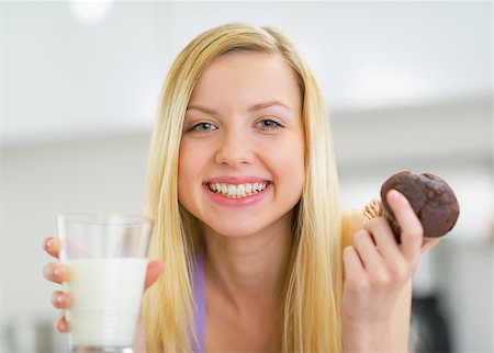 simsearch:685-02937889,k - Portrait of happy young woman with milk and chocolate muffin in kitchen Foto de stock - Super Valor sin royalties y Suscripción, Código: 400-07419440
