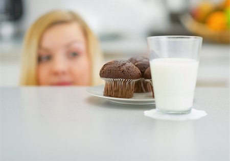 simsearch:685-02937889,k - Closeup on chocolate muffin and young woman looking out from table Foto de stock - Super Valor sin royalties y Suscripción, Código: 400-07419442