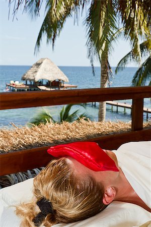full body massage - caucasian woman on a tropical vacation receiving a full body massage Foto de stock - Super Valor sin royalties y Suscripción, Código: 400-07411054