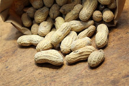 simsearch:400-04136218,k - Small pile of peanuts in shells spilling out of paper bag over wood background Stockbilder - Microstock & Abonnement, Bildnummer: 400-07411436