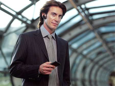 Businessman with mobile phone in airport Foto de stock - Super Valor sin royalties y Suscripción, Código: 400-07411632