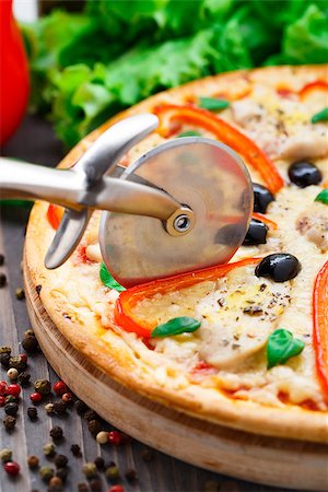 Delicious pizza with chicken, pepper and olives Photographie de stock - Aubaine LD & Abonnement, Code: 400-07412159