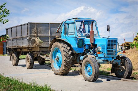 simsearch:400-07429043,k - old agriculture tractor outdoors ready for work Foto de stock - Royalty-Free Super Valor e Assinatura, Número: 400-07424146