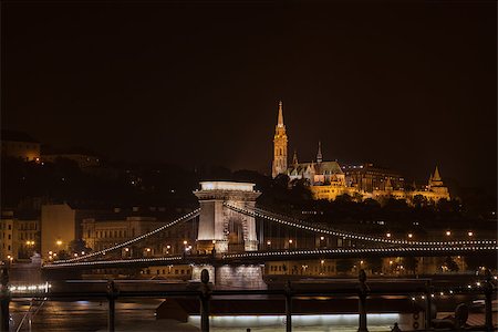 simsearch:400-05386551,k - Chain Bridge in Budapest at night Photographie de stock - Aubaine LD & Abonnement, Code: 400-07424925