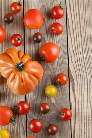 Border made from yellow, red and black tomatoes on wooden background Foto de stock - Super Valor sin royalties y Suscripción, Código: 400-07424946