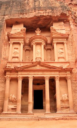 simsearch:400-04497075,k - The treasury at Petra, Lost rock city of Jordan. Petra's temples, tombs, theaters and other buildings are scattered over 400 square miles. UNESCO world heritage site Photographie de stock - Aubaine LD & Abonnement, Code: 400-07425412