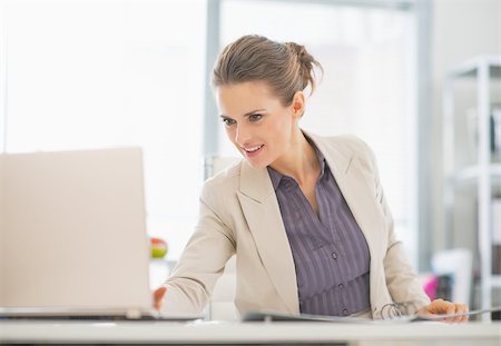 diretor de escola - Business woman working with laptop in office Foto de stock - Royalty-Free Super Valor e Assinatura, Número: 400-07426037