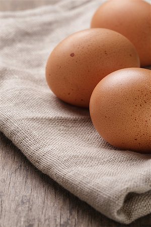 simsearch:400-04291976,k - speckled chicken eggs or old table, rustic style Photographie de stock - Aubaine LD & Abonnement, Code: 400-07426246