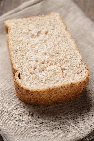 simsearch:400-07996450,k - slices of healthy oat bread, on wooden table Foto de stock - Royalty-Free Super Valor e Assinatura, Número: 400-07426243