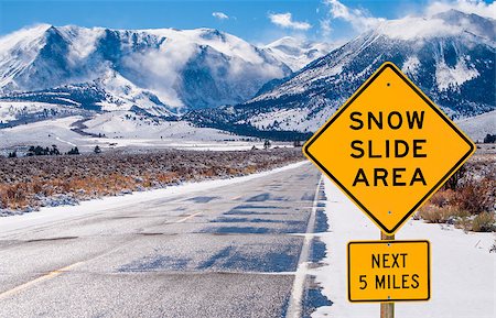 Motorists are warned of dangerous driving conditions on a road leading into the Sierra Nevada Mountains. Fotografie stock - Microstock e Abbonamento, Codice: 400-07427258