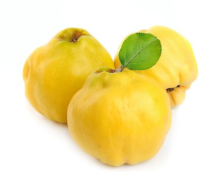 simsearch:400-07210105,k - Ripe quince with leaves on a white background Foto de stock - Royalty-Free Super Valor e Assinatura, Número: 400-07427772