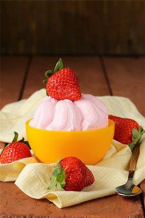 simsearch:400-08196051,k - strawberry ice cream served with fresh berries Foto de stock - Royalty-Free Super Valor e Assinatura, Número: 400-07427866