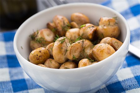 sauteeing - Delicious pan sauteed button mushrooms in a bowl Photographie de stock - Aubaine LD & Abonnement, Code: 400-07428497