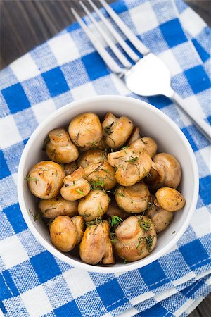 sauteeing - Delicious pan sauteed button mushrooms in a bowl Photographie de stock - Aubaine LD & Abonnement, Code: 400-07428498