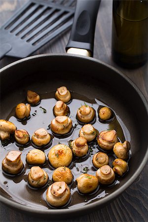 sauteeing - Delicious pan sauteed button mushrooms with herbs Photographie de stock - Aubaine LD & Abonnement, Code: 400-07428499