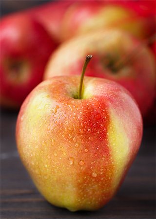 simsearch:400-07249854,k - Red apples on a dark wooden table Stockbilder - Microstock & Abonnement, Bildnummer: 400-07428492