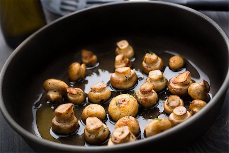 sauteeing - Delicious pan sauteed button mushrooms with herbs Photographie de stock - Aubaine LD & Abonnement, Code: 400-07428500