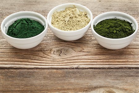 kelp, chlorella and Hawaiian spirulina powders - nutritional supplements from a sea - ceramic bowls against grained wood Photographie de stock - Aubaine LD & Abonnement, Code: 400-07429421