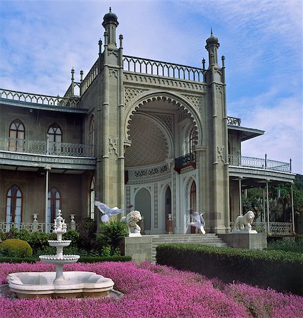 simsearch:400-07175745,k - The Vorontsov Palace or the Alupka Palace is an historic palace situated at the foot of the Crimean Mountains near the town of Alupka in Crimea. Bright pink flowers are in the foreground. Photographie de stock - Aubaine LD & Abonnement, Code: 400-07429980