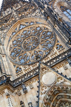 simsearch:400-06460574,k - Facade of St. Vitus Cathedral is a Roman Catholic cathedral in Prague Foto de stock - Super Valor sin royalties y Suscripción, Código: 400-07420243