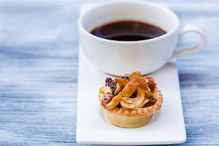 Black coffee and Fruit Tart  on wooden table Stockbilder - Microstock & Abonnement, Bildnummer: 400-07420532