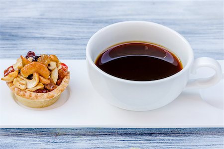 Black coffee and Fruit Tart  on wooden table Stockbilder - Microstock & Abonnement, Bildnummer: 400-07420533