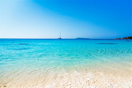 La Digue island, Seyshelles, Anse Source d'Argent. White coral beach sand. Sailing yacht on background. Fotografie stock - Microstock e Abbonamento, Codice: 400-07420893