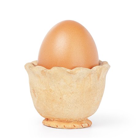 simsearch:400-05383364,k - brown egg in handmade holder, isolated on white Photographie de stock - Aubaine LD & Abonnement, Code: 400-07421354