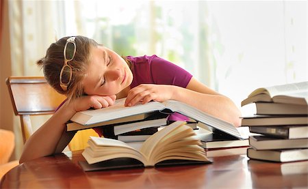 sleeping in a classroom - teenager girl sleeping on books, shoot in studio Foto de stock - Super Valor sin royalties y Suscripción, Código: 400-07422852