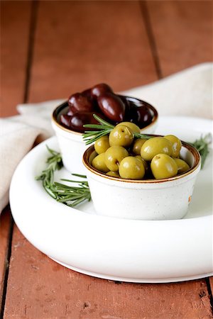 simsearch:400-07219392,k - marinated green and black olives (Kalamata) in a ceramic bowl Stock Photo - Budget Royalty-Free & Subscription, Code: 400-07422976