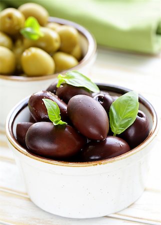 simsearch:400-07219392,k - marinated green and black olives (Kalamata) in a ceramic bowl Stock Photo - Budget Royalty-Free & Subscription, Code: 400-07422977