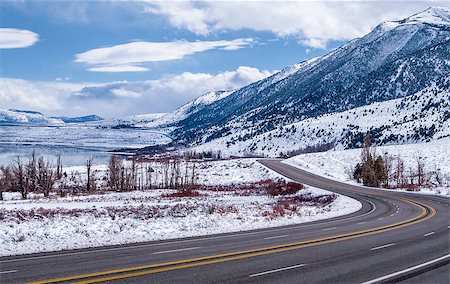 simsearch:6118-08827494,k - A scenic California highway curves beside snowy mountains and a frozen lake near Yosemite National Park. Fotografie stock - Microstock e Abbonamento, Codice: 400-07423093