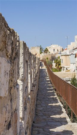 simsearch:400-07445137,k - Defensive wall of the ancient holy Jerusalem, western side of the city . Foto de stock - Royalty-Free Super Valor e Assinatura, Número: 400-07423561
