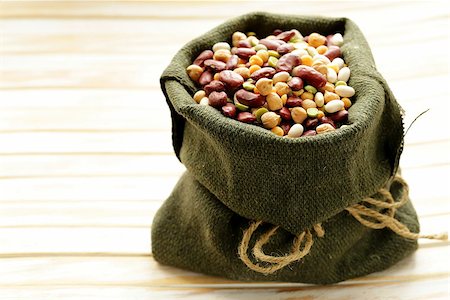 Assortment of different types of beans - red beans, chickpeas, peas Photographie de stock - Aubaine LD & Abonnement, Code: 400-07423727