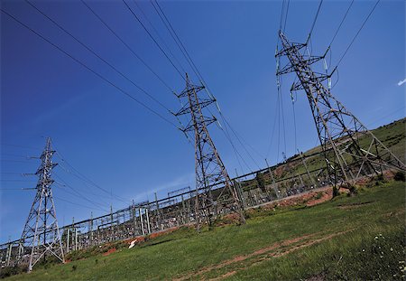 simsearch:6118-07440219,k - pillars with electricity transmitting lines in field under blue skies Photographie de stock - Aubaine LD & Abonnement, Code: 400-07430079